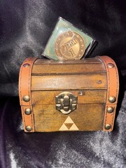 Nintendo Legend of Zelda 2017 Wooden Hinged Coin Bank W/ ZELDA 1 COIN