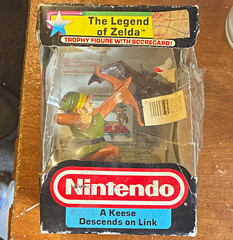 Nintendo Legend of Zelda Trophy Figure w/ Scorecard Link & Keese 1988 7947/7771