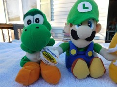 1997 Vintage N64 collectibles Beanbag Luigi, Yoshi, Bowser, D. Kong. 2 w/tags