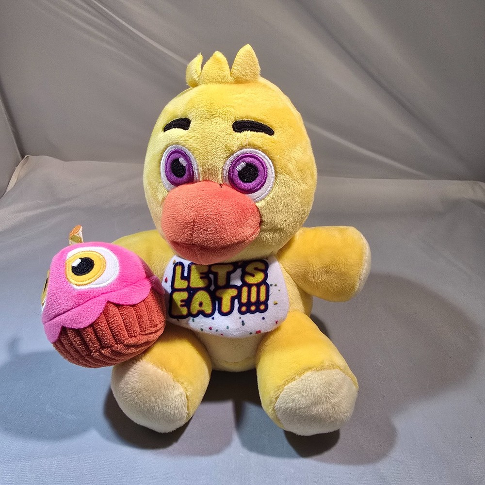 Jazwares Five Nights At Freddy’s FNAF Classic Chica With Glow Eyes Plush