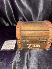 Nintendo Legend of Zelda 2017 Wooden Hinged Coin Bank W/ ZELDA 1 COIN