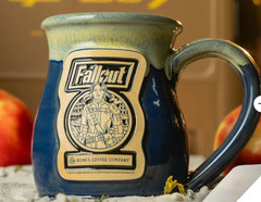 Fallout Ultimate Shelter Lot Sin City Collectors Box + Vault-Tec & Character Mug