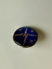 FALLOUT COMMONWEALTH MINUTE MEN LOGO LAPEL PIN & Cloth BANNER Game Memorabilia