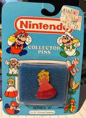 1989 Nintendo Enamel Pins Series A Princess Toadstool No. 18 Mint on Card