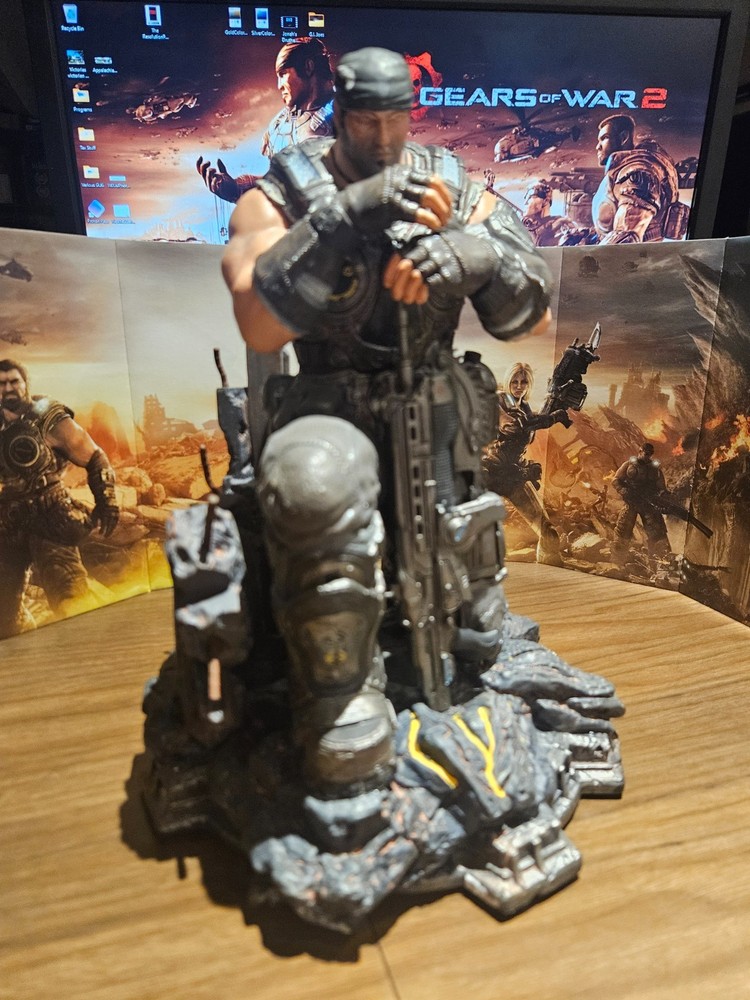 EPIC Games Microsoft GEARS OF WAR 3 Marcus Fenix Statue in box w/ Lancer
