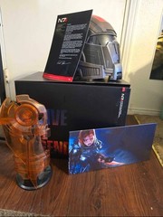 Mass Effect Legendary Cache Edition Helmet and Steelbook